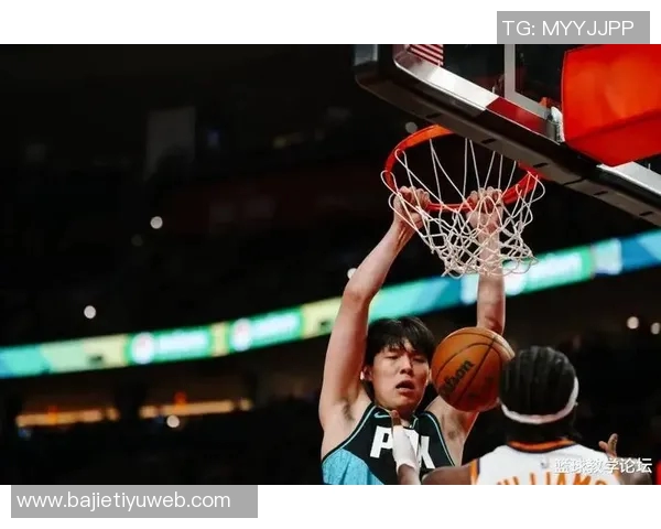 杨瀚森在比赛中掩护和传球速度较慢但节奏略快于克林根